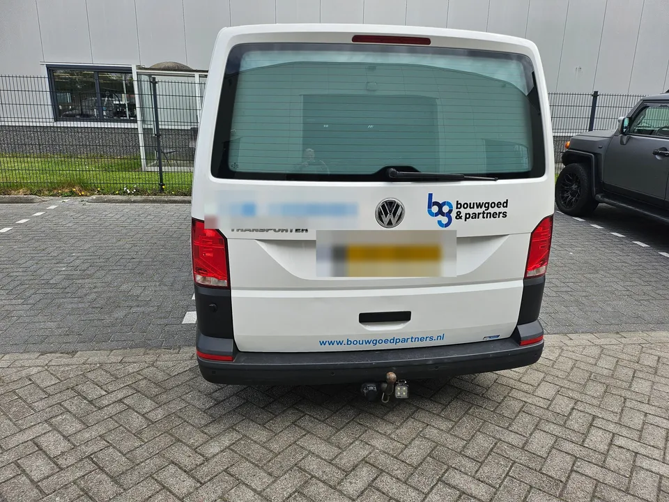 Achterzijde van de bedrijfsbus met belettering
