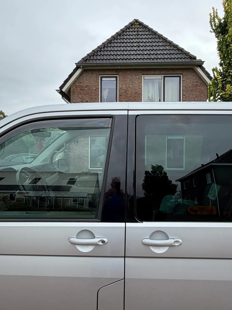 Zilverkleurige Transporter voor een woning: portier met donkere stijl