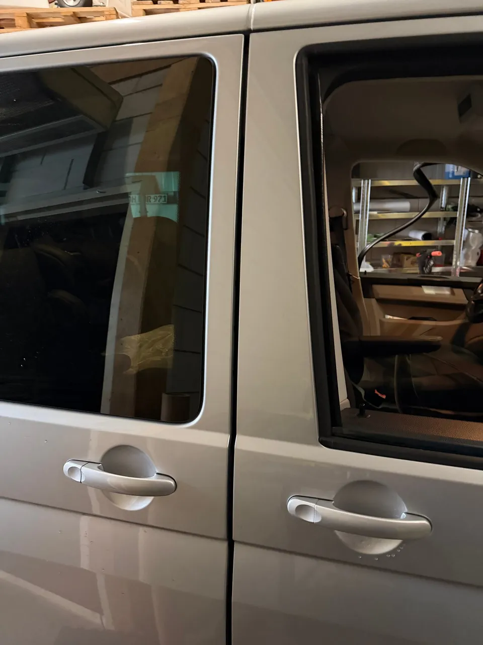Zilverkleurige Transporter: detail van de deurstijl bij de schuifdeur