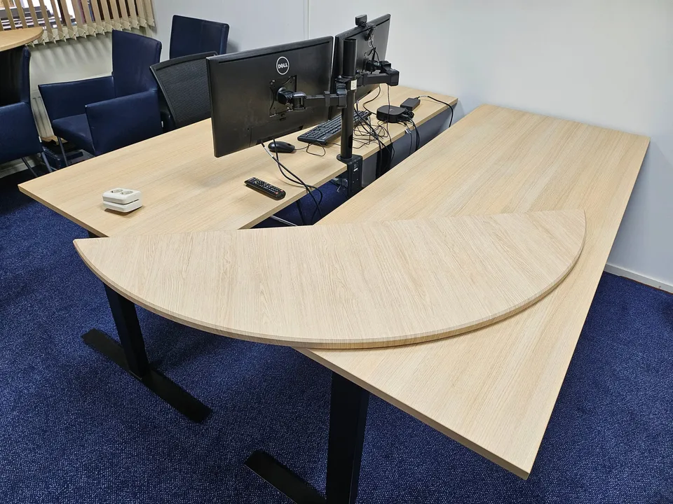 Hoekbureau met gewrapt blad in lichte houtlook