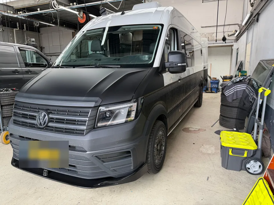 Camper na het wrappen: mat antracietkleurige motorkap en bumper