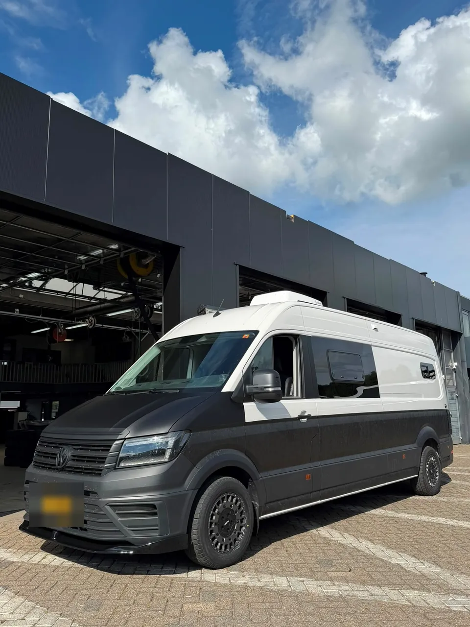 Camper na het wrappen: schuin voor- en zijaanzicht buiten