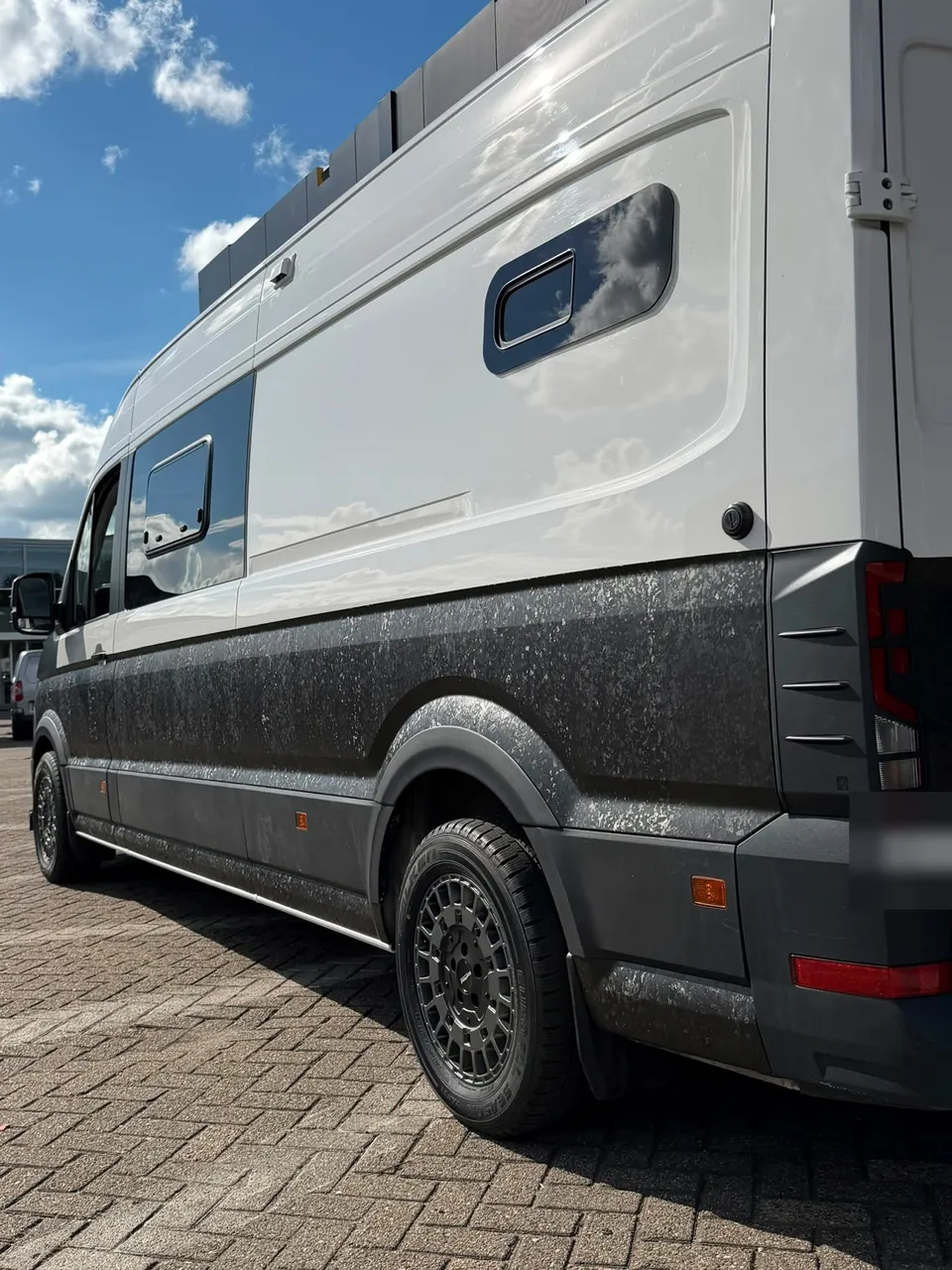 Camper na het wrappen: zijkant en achterzijde met mat antracietkleurige onderzijde