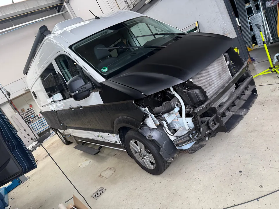 Camper tijdens het wrappen: voorzijde met gedemonteerde bumper