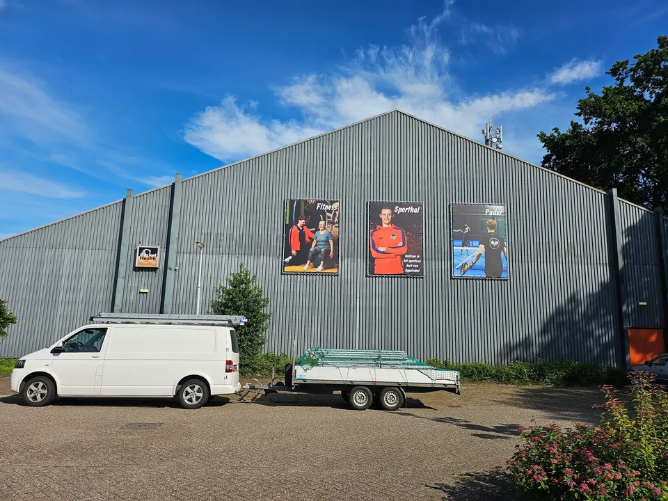Bedrijfspand met drie gevelprints