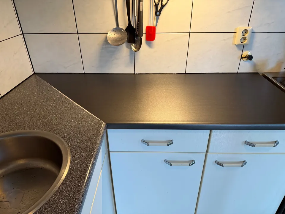 Keuken vóór het wrappen: detail van witte kastjes