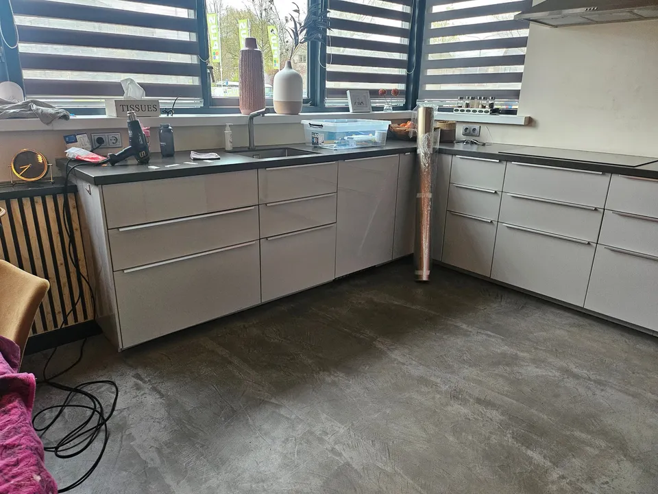 Keuken: keukenhoek met grijsbeige fronten