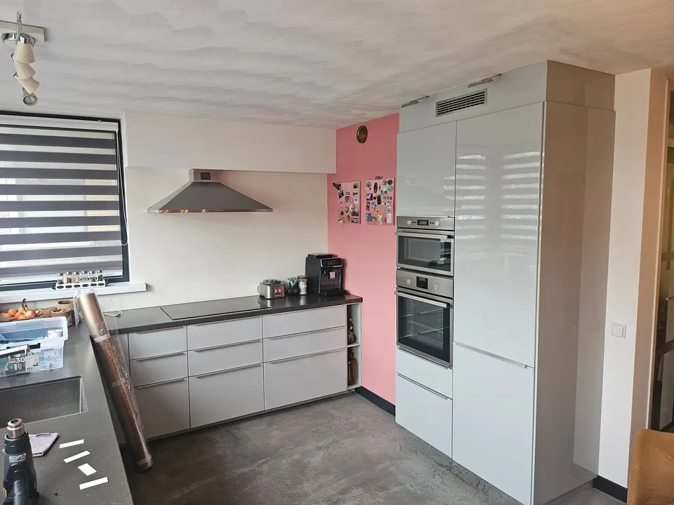 Keuken: keuken met hoogglans kolomkasten