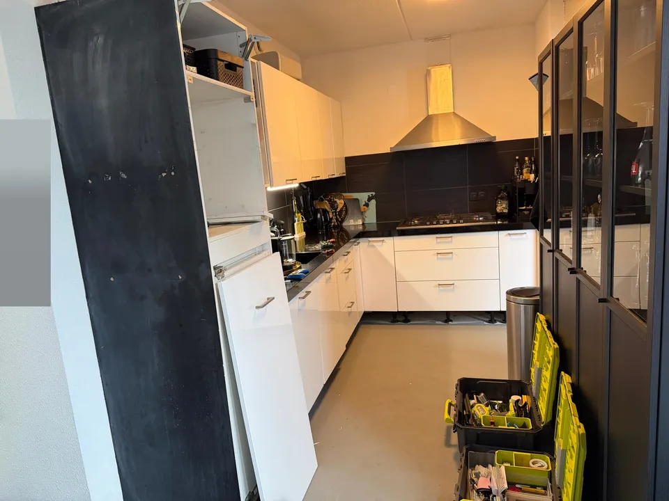 Keuken vóór het wrappen: witte keuken