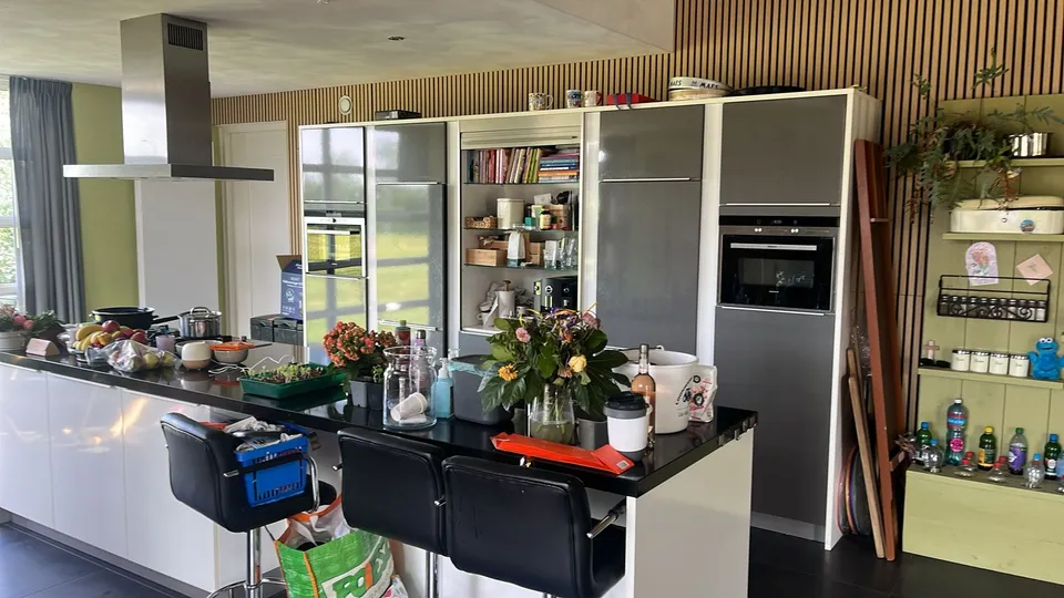 Keuken: keuken met wit eiland en grijze kolomkasten