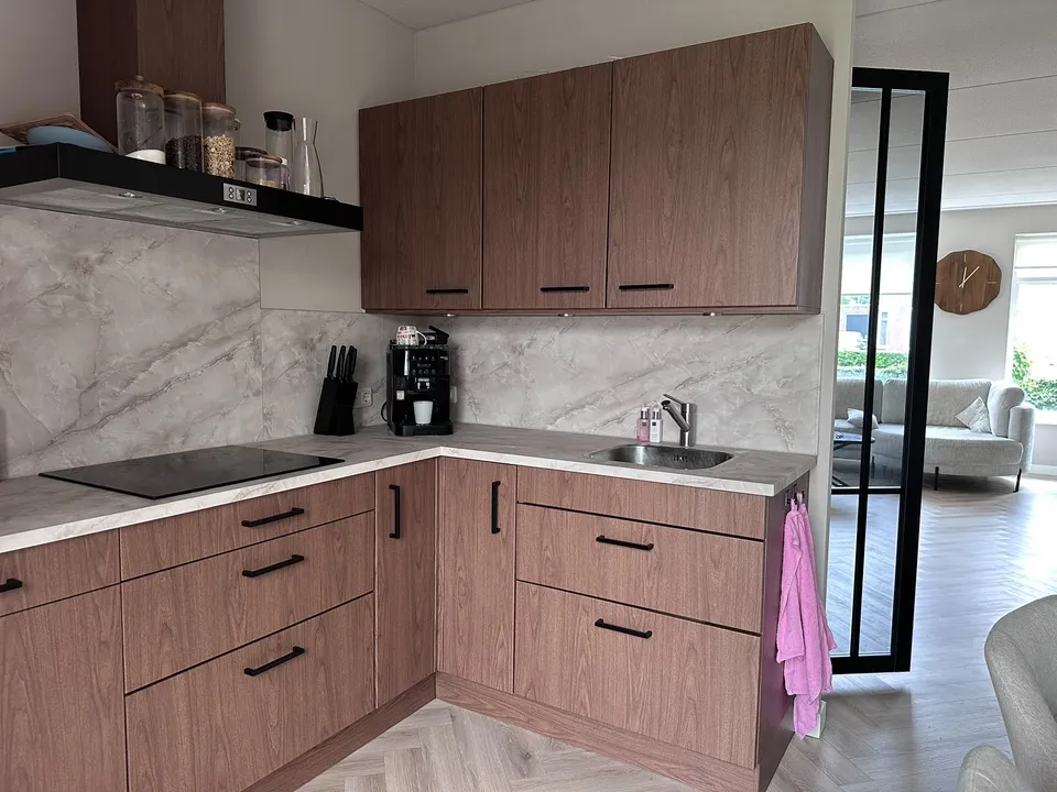 Keuken na het wrappen: hoek met houtlook ladekasten