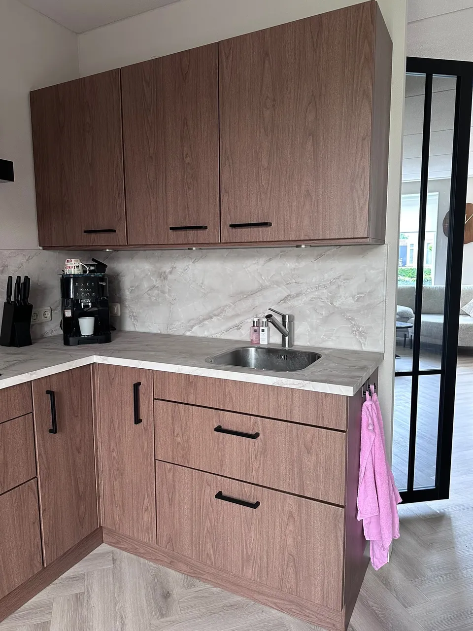 Keuken na het wrappen: bovenkasten in houtlook