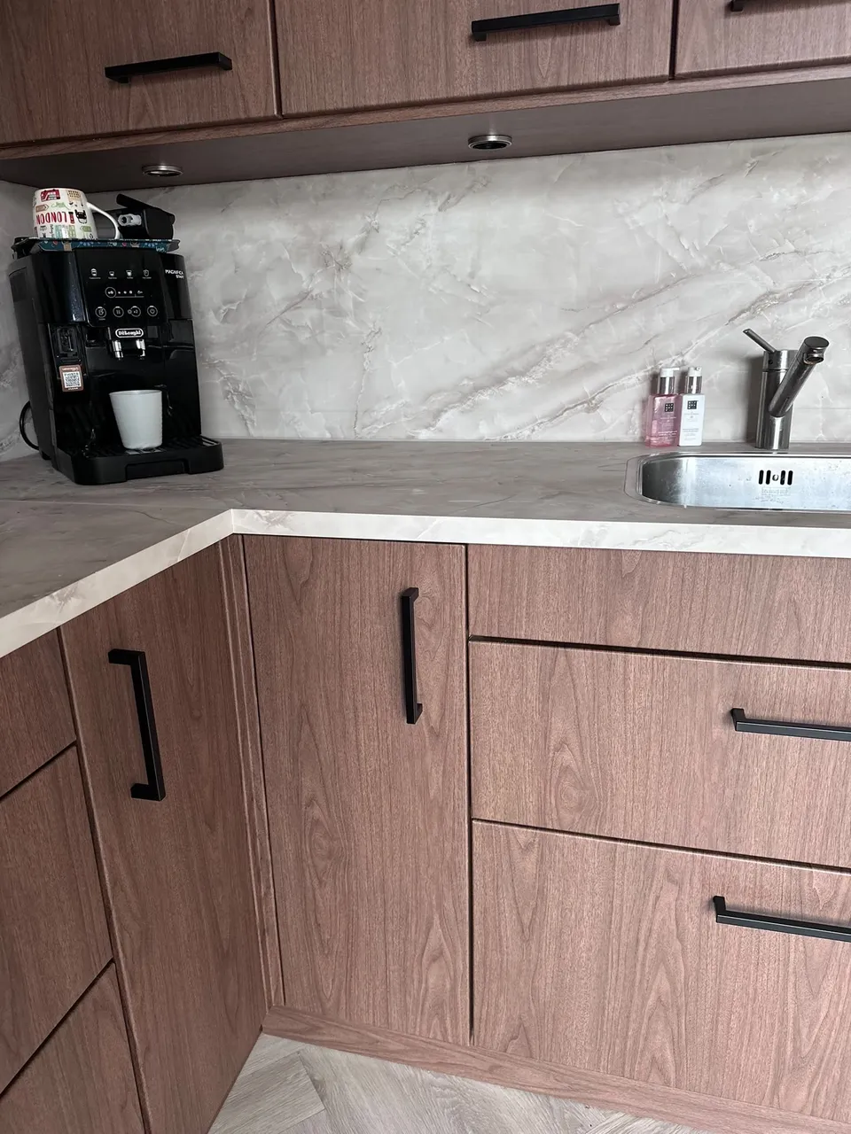 Keuken na het wrappen: detail van ladekasten in houtlook
