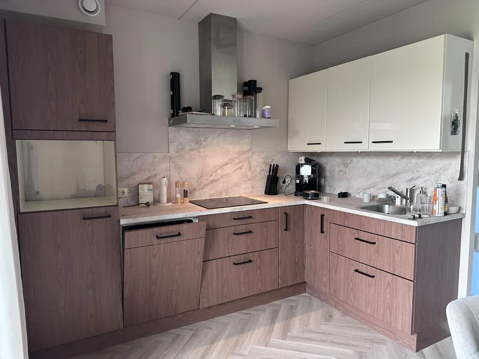 Keuken na het wrappen: keuken met houtlook en afzuigkap