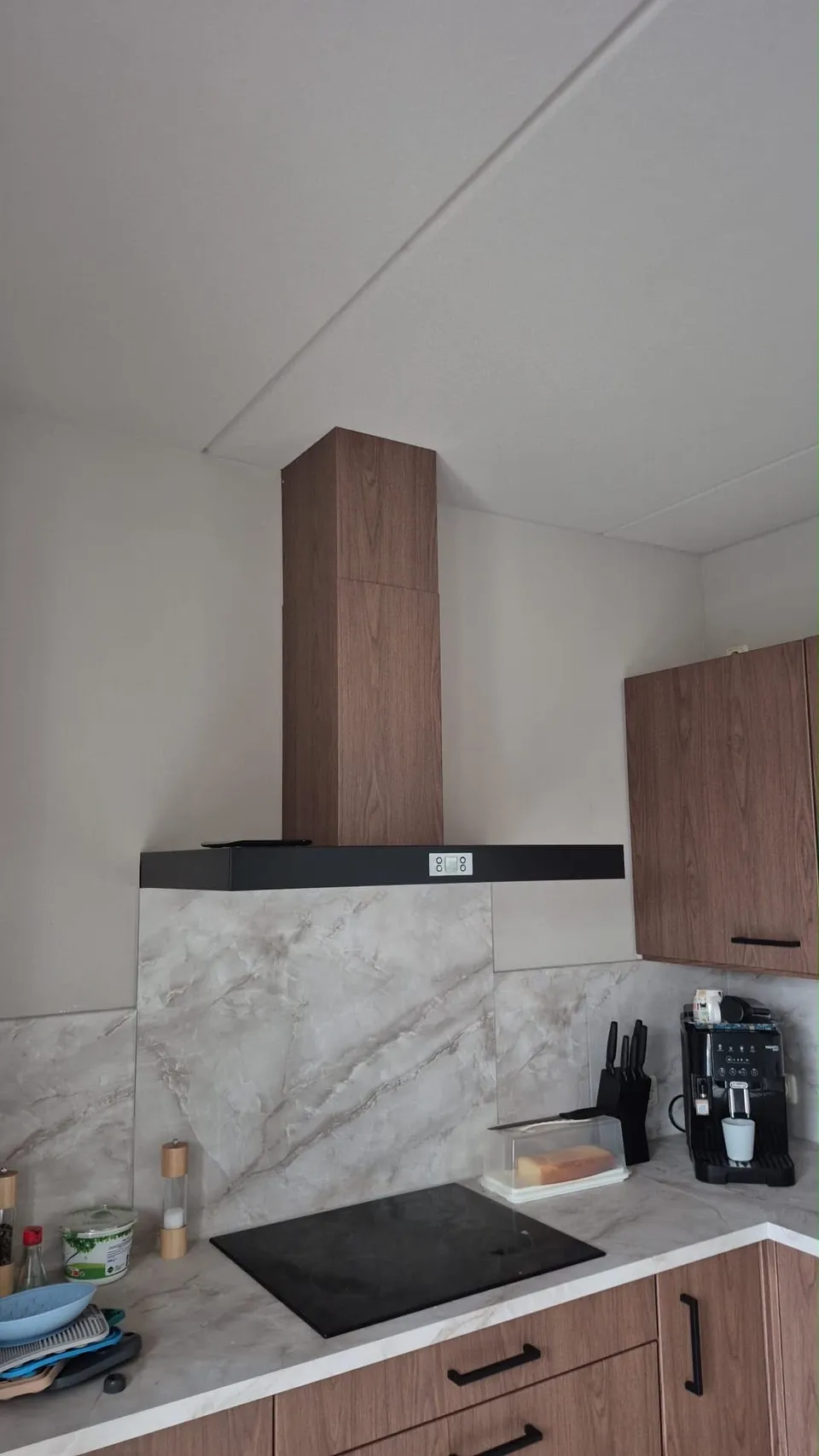 Keuken na het wrappen: afzuigkap en kookhoek