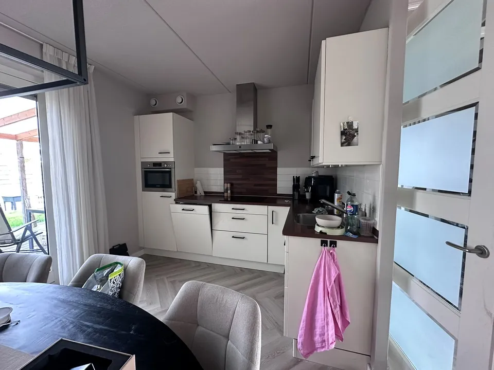 Keuken vóór het wrappen: crèmekleurige keuken met eettafel