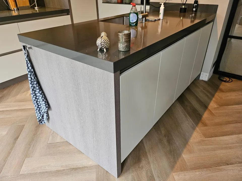 Keuken na het wrappen: detail van het eiland met houtlook