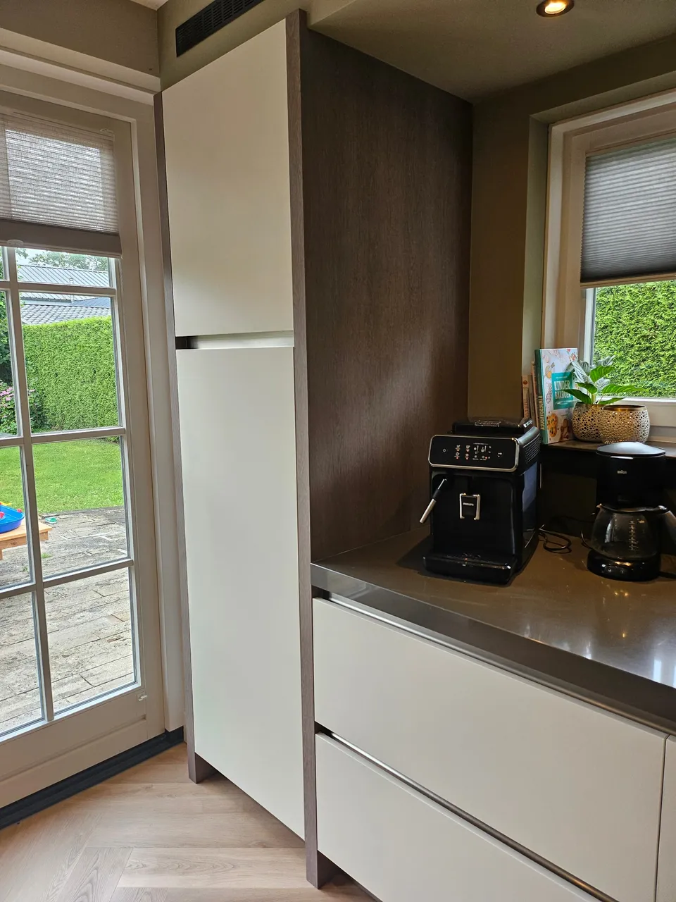 Keuken na het wrappen: hoek met koffiemachine