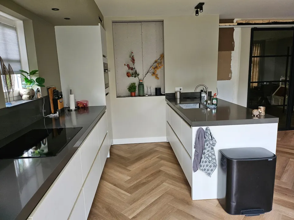 Keuken vóór het wrappen: wit eiland en kookplaat