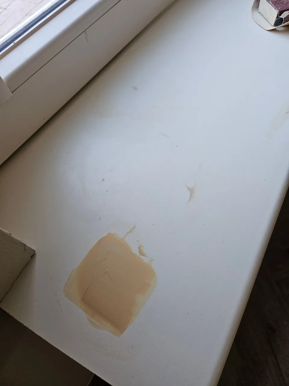 Vensterbank vóór het wrappen: detail van de beschadigde plek